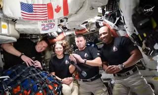 Phút ngượng nghịu trong cuộc nói chuyện giữa Tổng thống Trump với phi hành đoàn Artemis từ Mặt trăng