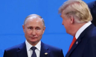 Tổng thống Nga Vladimir Putin và Tổng thống Mỹ Donald Trump trong một sự kiện năm 2018. (Ảnh: Reuters)