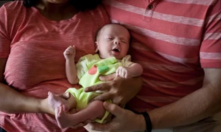 Tỷ phú Trung Quốc thuê đẻ 100 người con ở Mỹ