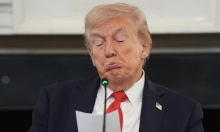 Khoảnh khắc ông Trump nhận mẩu giấy nhỏ trước thời điểm ‘lịch sử’ của Trung Đông