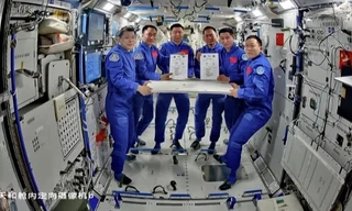 Sự cố bất thường khiến tàu vũ trụ Trung Quốc chưa trở về Trái đất