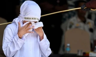 Indonesia: Cô gái gục ngã sau khi bị đánh 140 roi vì quan hệ ngoài hôn nhân và uống rượu