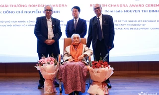 Nguyên Phó Chủ tịch nước Nguyễn Thị Bình nhận Giải thưởng Hòa bình Romesh Chandra 