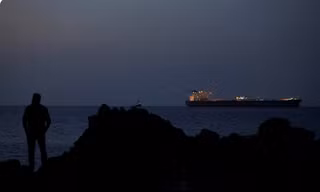 Iran soạn luật thu phí tàu qua eo biển Hormuz, châu Á chật vật trong cơn ‘khát’ dầu