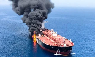 Nhiều tàu trúng đạn ở eo biển Hormuz