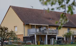 Pháp: Giải cứu cậu bé bị bố nhốt trong xe suốt từ năm 2024