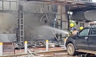 Một cửa hàng tiện lợi ở Thái Lan bị thiêu rụi sau khi trúng rốc két ngày 24/7. Ảnh: Reuters)