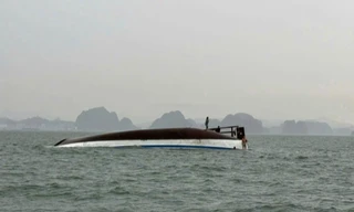 Chiếc thuyền du lịch bị lật trên Vịnh Hạ Long ngày 19/7