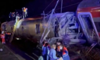 Tây Ban Nha: Cảnh tượng kinh hoàng khi hai tàu cao tốc đâm nhau, hàng trăm người thương vong