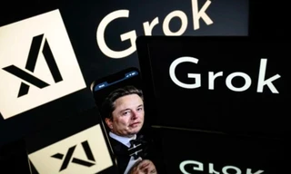 Tỷ phú Elon Musk gọi Anh là ‘đảo nhà tù’ giữa tranh cãi vì ảnh cởi đồ