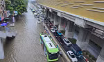 Hà Nội: Cận cảnh hàng ngàn phương tiện "bơi" trên đường