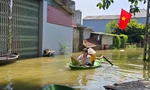 Hà Nội: Ngập sâu gần 1m, người dân nhiều xã ngoại thành phải dùng thuyền 