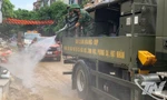 Quân đội, y tế phun hóa chất khử khuẩn sau mưa lũ tại Thái Nguyên