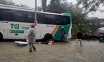 Hà Nội: Rò điện cột chiếu sáng, nhiều người bị tê tay, ngã khi đi qua điểm ngập