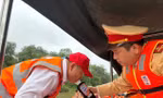 CSGT 'lập chốt' kiểm tra nồng độ cồn lái đò Chùa Hương