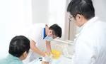 Vinmec Hải Phòng phẫu thuật xuyên đêm nối gân và mạch máu cho bệnh nhân bị cưa máy văng vào người