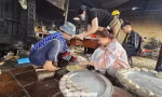 Đi chợ Tết ở quê: Thích nhất được ăn quà