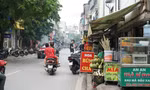Vỉa hè Hà Nội tiếp tục bị lấn chiếm dù đang ra quân xử lý