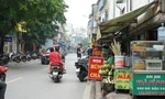 Vỉa hè Hà Nội tiếp tục bị lấn chiếm dù đang ra quân xử lý