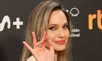 Angelina Jolie gây sốt