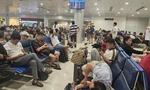 Mưa giông bất ngờ ở TPHCM, hàng loạt chuyến bay bị ảnh hưởng