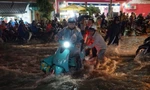 Nước chảy xiết cuốn trôi xe máy, người dân TPHCM lao vào giải cứu