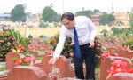 Chị Nguyễn Thị Mai Anh, Phó Bí thư Tỉnh đoàn Thái Nguyên thăm hỏi gia đình liệt sĩ