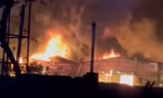 Xưởng nhựa bốc cháy ngùn ngụt trong đêm