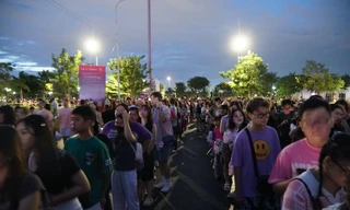 Xếp hàng dài chờ xem 30 em xinh