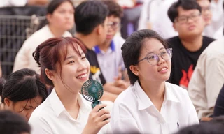 Nụ cười tuổi 18 bừng sáng trong ngày khai giảng