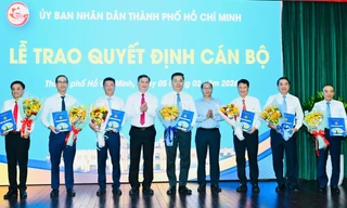 Lãnh đạo TPHCM tặng hoa chúc mừng ông Nguyễn Văn Dũng trúng cử Phó Chủ tịch HĐND TPHCM, ông Phạm Văn Nghì giữ chức Ủy viên UBND TPHCM. Ảnh: Ngô Tùng