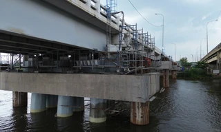 'Thần đèn' nâng cây cầu trên tuyến huyết mạch TPHCM lên 1,25 m