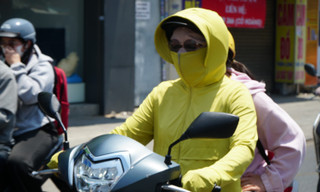Người dân 'bạc mặt' vì nắng nóng oi bức 36 độ
