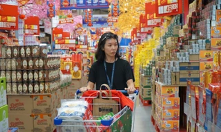 Hàng hóa Tết đầy ắp siêu thị, người dân TPHCM thỏa sức mua sắm