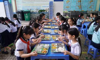 Cảnh trái ngược sau vụ thịt bẩn nghi tuồn vào hàng loạt trường học ở TPHCM