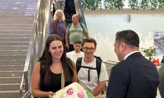 Khách đến TPHCM ngày Tết Tây được chào đón bằng Tết Việt 