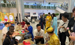 Khách đến TPHCM ngày Tết Tây được chào đón bằng Tết Việt 