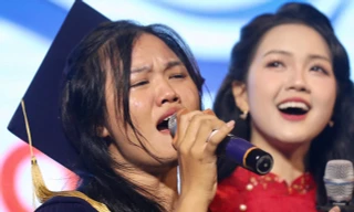 Khoảnh khắc gần 100 thủ khoa rơi nước mắt