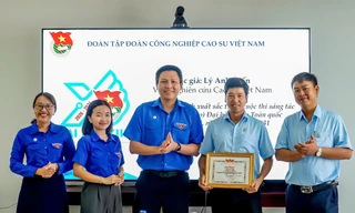 Anh Lý Anh Tuấn (thứ tư từ trái sang) nhận giấy khen của Đoàn Thanh niên Tập đoàn Công nghiệp Cao su Việt Nam. Ảnh: Phạm Nguyễn