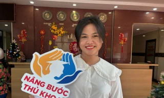 Các thủ khoa háo hức tham dự một chương trình ý nghĩa. Ảnh: Thanh Ngân