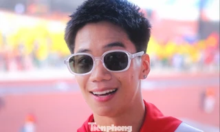 Cảnh ăn rắn sống trong 'Mưa đỏ'