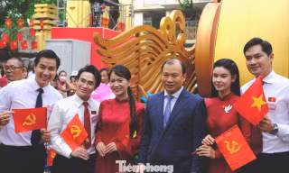 Thứ trưởng Bộ Văn hóa Lê Hải Bình gặp gỡ dàn nghệ sĩ diễu hành sáng 2/9