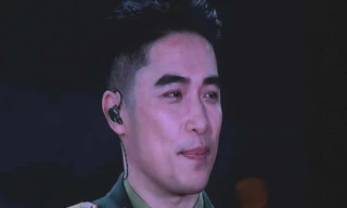 Vũ mặc quân phục gây sốt 