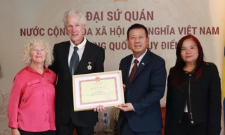 Đạo diễn Thụy Điển nhận kỷ niệm chương nhờ bộ phim về ngày 30/4/1975