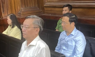 Ông Lê Hồng Sơn và ông Lê Hoài Nam tại phiên tòa. Ảnh: Tân Châu.