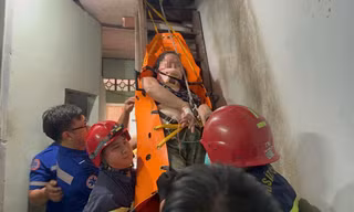 Thanh niên cầm dao rựa chém người trên phố