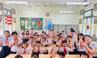 Học sinh nhận lì xì trong ngày đầu quay trở lại trường