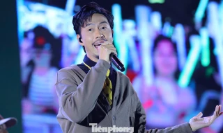 Rapper Đen khiến sân vận động Đại học Bách khoa bùng nổ 