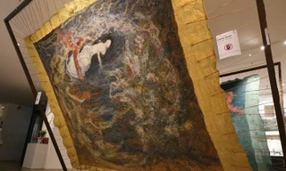 Độc lạ vẽ tranh bằng sợi chỉ