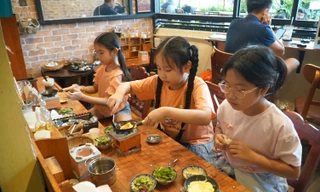 Nơi vừa uống cà phê, vừa tự nấu ăn tại chỗ thu hút các gia đình ở TPHCM